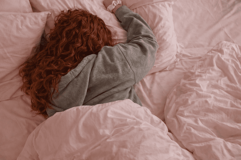 Imagem de estudante descansando evitando erros que prejudicam o rendimento na faculdade