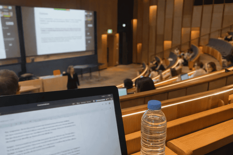 Imagem de anotações durante aula na universidade e  fazendo checklist de caloura na faculdade